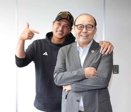 　並んで笑顔を見せる新庄監督（左）と岡田顧問（撮影・西岡正）