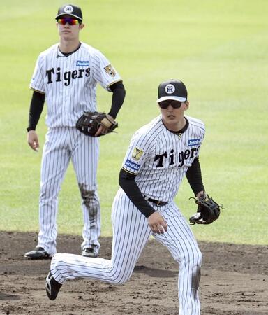 　中野（左奥）と一緒にノックを受ける＝１２日（撮影・田中太一）