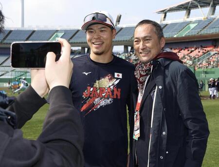 記念撮影する佐藤輝（左）と渡辺謙氏（撮影・伊藤笙子）