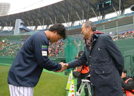 渡辺謙（右）にあいさつする森下（撮影・金田祐二）