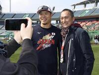 記念撮影する佐藤輝（左）と渡辺謙氏（撮影・伊藤笙子）