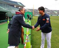 渡辺謙（左）にあいさつする森下（撮影・金田祐二）