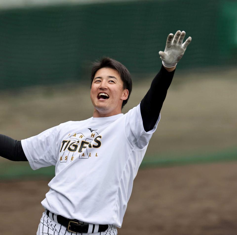 　チームに溶け込み、ハツラツと練習に励む元山＝１５日