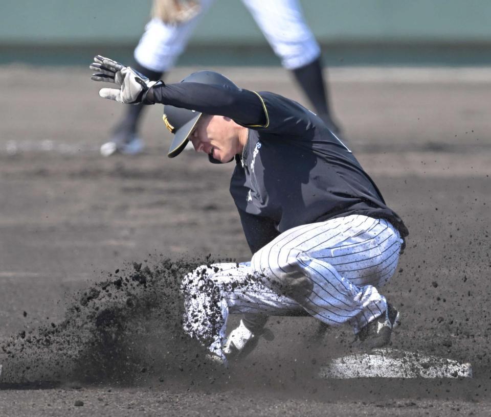 　走塁練習に励む福島＝１２日（撮影・飯室逸平）