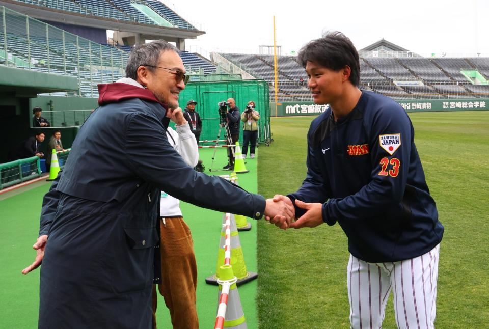 渡辺謙にあいさつする森下（撮影・金田祐二）