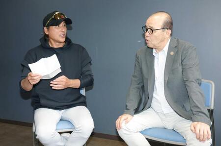 　持参したメモを手に質問する新庄監督