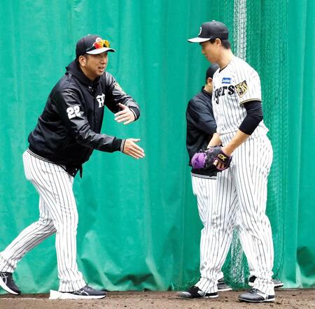 　湯浅（右）にアドバイスを送る藤川監督