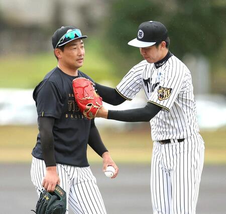 　才木（右）にボディータッチされる岩崎