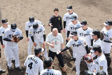 ナインに訓示し、エンジンを組んで声を出す笑福亭鶴瓶（撮影・田中太一）