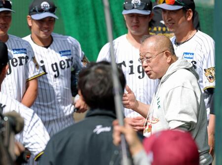 阪神宜野座キャンプを訪問し、ナインを激励する笑福亭鶴瓶（撮影・立川洋一郎）