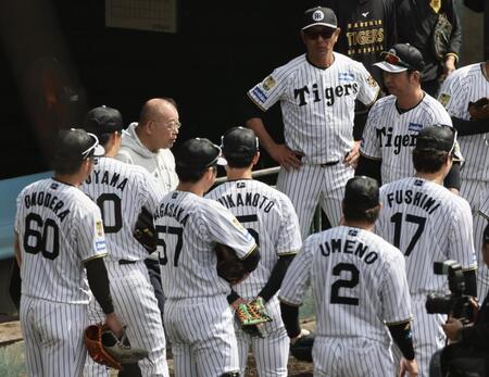 ナインに訓示する笑福亭鶴瓶（撮影・田中太一）