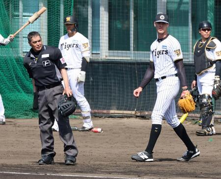 シート打撃に登板したラグズデール（左は白井球審）＝撮影・山口登