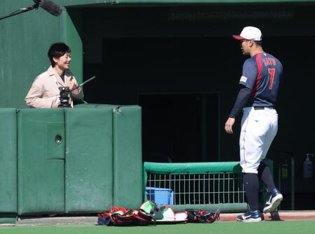 有働由美子アナと話す佐藤輝（撮影・金田祐二）