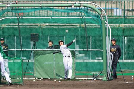 屋外でフリー打撃を行った立石