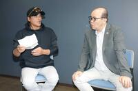 　持参したメモを手に質問する新庄監督