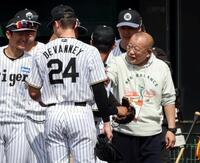 阪神ナインを激励する笑福亭鶴瓶（右）＝撮影・山口登