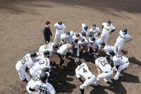 ナインに訓示し、エンジンを組んで声を出す笑福亭鶴瓶（撮影・田中太一）