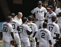 ナインに訓示する笑福亭鶴瓶（撮影・田中太一）