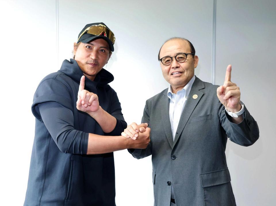 　並んでポーズを決める新庄監督（左）と岡田彰布オーナー付顧問（撮影・西岡正）