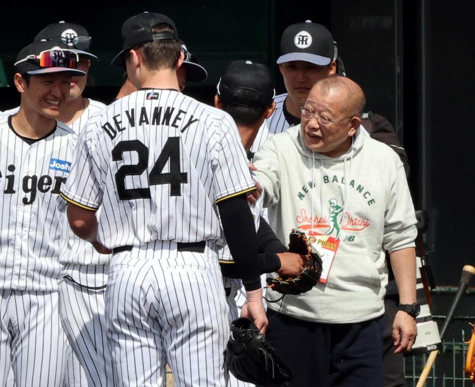 阪神ナインを激励する笑福亭鶴瓶（右）＝撮影・山口登