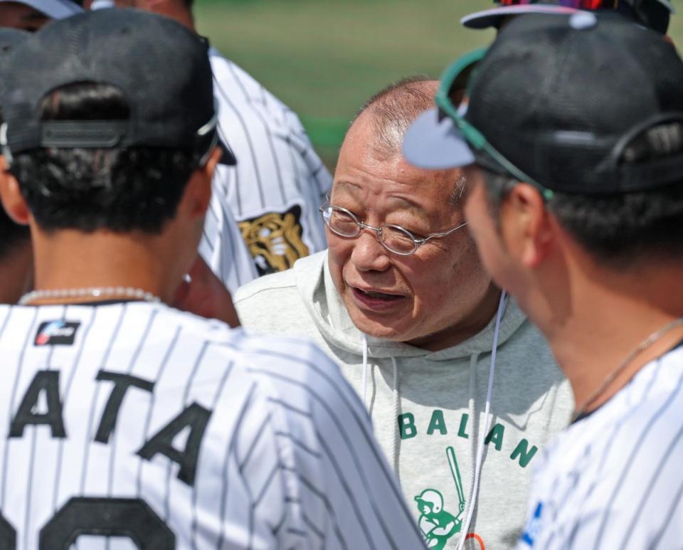 阪神宜野座キャンプを訪問し、ナインを激励する笑福亭鶴瓶（撮影・立川洋一郎）