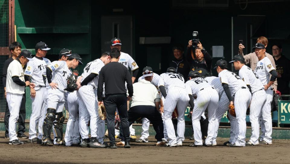 円陣で声だしする笑福亭鶴瓶（中央）＝撮影・山口登