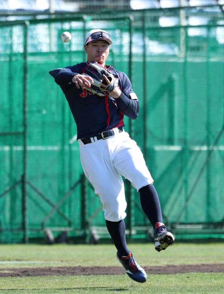 ライブＢＰで好守備を魅せる佐藤輝（撮影・伊藤笙子）