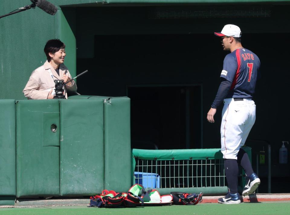 有働由美子アナと話す佐藤輝（撮影・金田祐二）