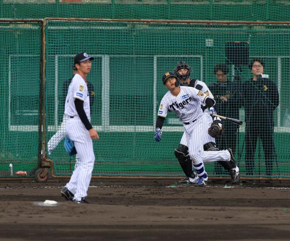 シート打撃で今朝丸（左）から本塁打を放った町田（撮影・坂部計介）