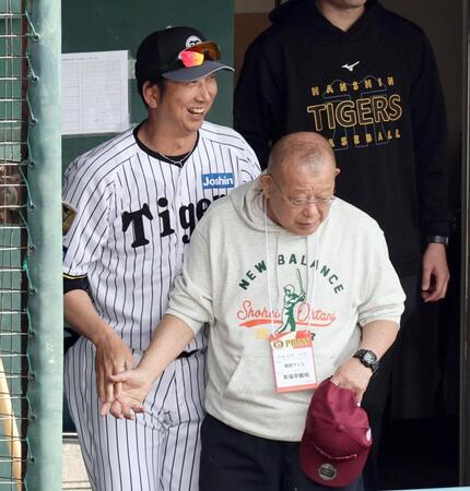笑福亭鶴瓶を招き入れる藤川監督（撮影・田中太一）