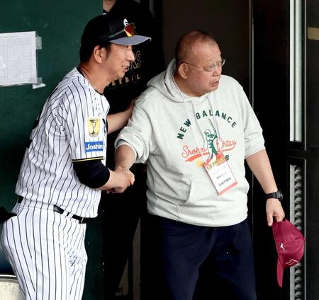 　笑福亭鶴瓶を招き入れる藤川監督（撮影・田中太一）