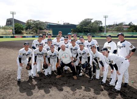 　記念写真に納まる笑福亭鶴瓶（中央）と阪神ナイン（球団提供）