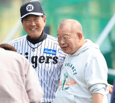 　具志川キャンプを訪れ、平田２軍監督（左）と笑顔で話す笑福亭鶴瓶（撮影・坂部計介）