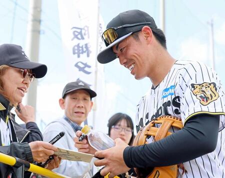 　ファンにサインをプレゼントする谷端（撮影・立川洋一郎）