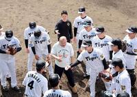 　ナインと話をして笑顔を見せる笑福亭鶴瓶（撮影・田中太一）