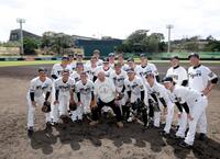 　記念写真に納まる笑福亭鶴瓶（中央）と阪神ナイン（球団提供）