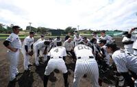 ナインと円陣を組み、声を出す笑福亭鶴瓶（球団提供）