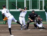 シート打撃で左翼線に二塁打を放つ元山（投手・ラグズデール、捕手・伏見）＝撮影・山口登