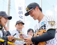 　ファンにサインをプレゼントする谷端（撮影・立川洋一郎）