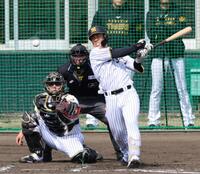 シート打撃で中前打を放つ谷端（捕手・伏見）＝撮影・山口登