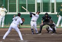 シート打撃で右中間に二塁打を放つ木浪（投手・岩貞、捕手・梅野）＝撮影・山口登