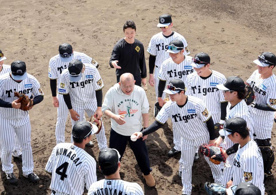 　ナインと話をして笑顔を見せる笑福亭鶴瓶（撮影・田中太一）