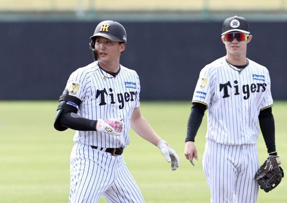 シート打撃で二塁打を放った元山。右は中野（撮影・田中太一）