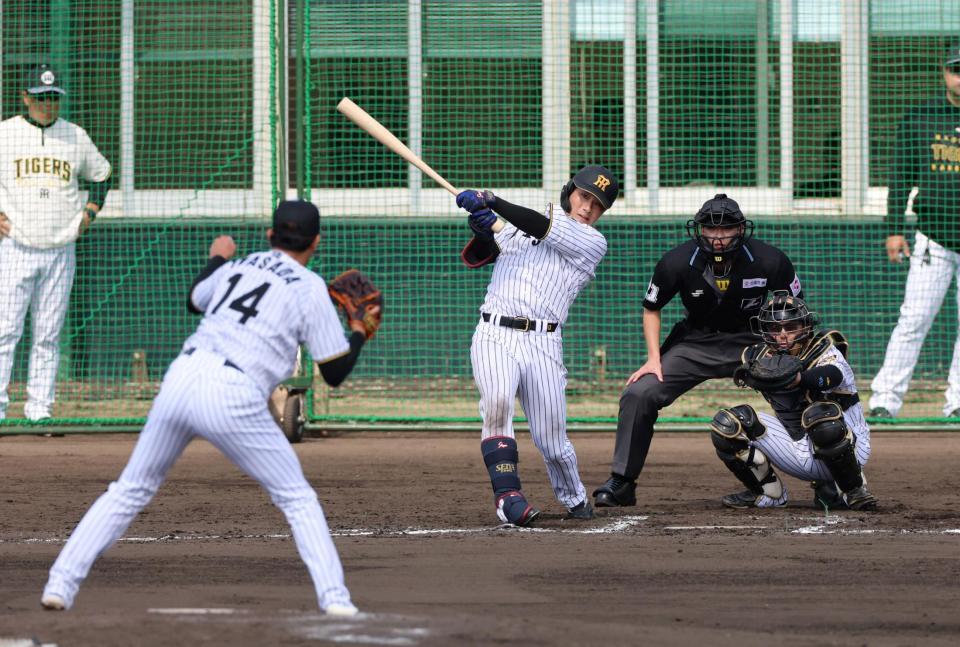 シート打撃で右中間に二塁打を放つ木浪（投手・岩貞、捕手・梅野）＝撮影・山口登