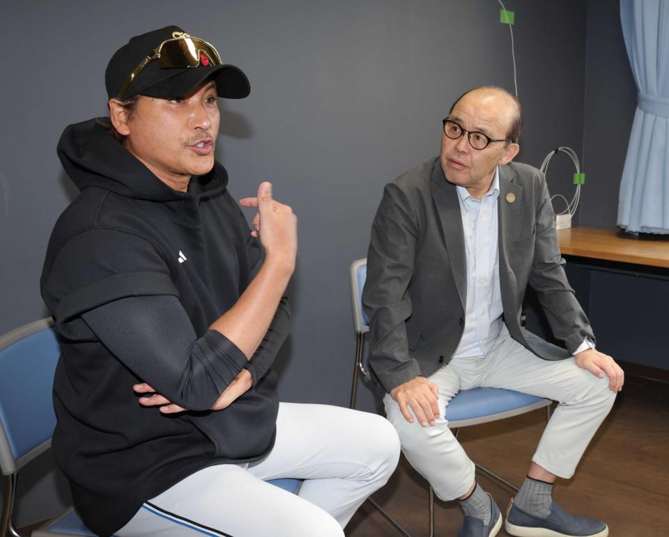 　岡田顧問（右）の前で熱く話す新庄監督（撮影・西岡正）