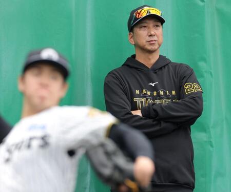 投球練習をする石黒（手前）を見守る藤川監督（撮影・立川洋一郎）