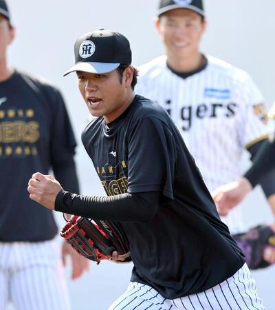 ノックの打球を追う高橋（撮影・山口登）