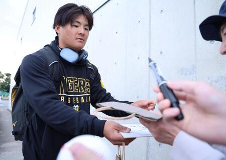 練習を終え、ファンにサインする前川（撮影・山口登）