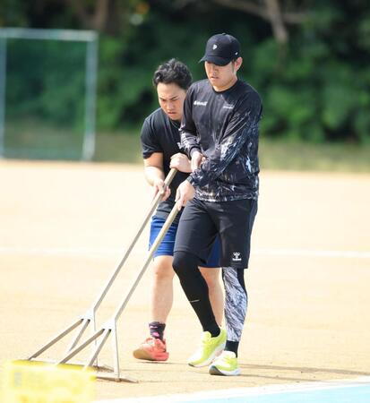 練習を終え、グラウンドを整える西勇（撮影・坂部計介）