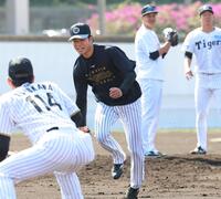 投内連係でノックの打球を処理する高橋（撮影・立川洋一郎）